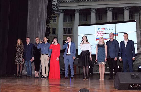 Патриотическим концертом почтили память героев Сталинградской битвы молодые избиратели и организаторы выборов